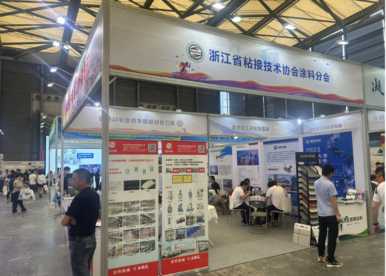 近日，浙江省粘接技術(shù)協(xié)會涂料分會聯(lián)合浙江地區(qū)涂料企業(yè)，共同參展本屆涂料展覽會，旨在加強與全國涂料產(chǎn)業(yè)鏈同仁的技術(shù)研發(fā)、產(chǎn)學(xué)研合作、技術(shù)服務(wù)和創(chuàng)新成果轉(zhuǎn)化等方面的合作。據(jù)了解，該分會的展位吸引了眾多參展觀眾駐足體驗、洽談，展位活躍度較高。