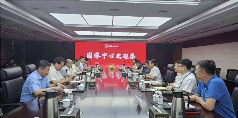 雙方就賽輪(濰坊)工程輪胎生產(chǎn)項(xiàng)目進(jìn)行了磋商，深入探討了項(xiàng)目落地的具體細(xì)節(jié)，并對(duì)未來合作事宜展開了交流。