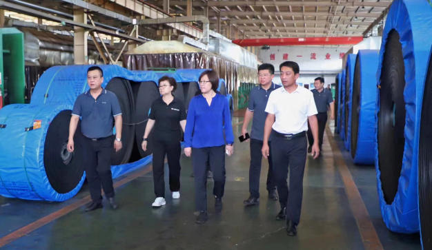 對于山東能源棗礦集團近年來的發(fā)展成果，徐文英表示高度肯定，并表示將繼續(xù)支持和服務(wù)好橡膠產(chǎn)業(yè)的發(fā)展。她鼓勵企業(yè)密切關(guān)注行業(yè)發(fā)展動態(tài)，加大研發(fā)投入，提升產(chǎn)品品質(zhì)，積極打造自主品牌，拓展市場份額，培育核心競爭力，為中國輪胎產(chǎn)業(yè)的繁榮做出更大貢獻。