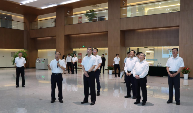 山東省委常委、省政府副省長曾贊榮率領(lǐng)代表團蒞臨金能化學進行參觀考察。
