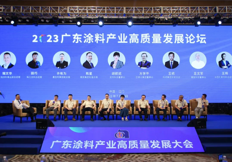 在接下來的高峰論壇上，各位行業(yè)領(lǐng)袖積極分享行業(yè)智慧，交流經(jīng)驗心得，共同探討廣東涂料高質(zhì)量發(fā)展之路。展辰集團(tuán)輪值總裁熊星先生強調(diào)，面對高質(zhì)量發(fā)展的機(jī)遇，企業(yè)需要不斷提升組織活力，共同發(fā)展，敢于挑戰(zhàn)困難，堅守時間帶來的福利。