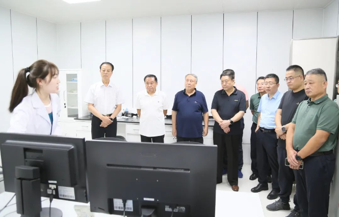 山東省道路運輸協(xié)會會長孫慶民攜帶代表團一行訪問賽輪集團。賽輪集團總裁謝小紅親自接待了這位重要的客人，并帶領他們參觀了集團總部。