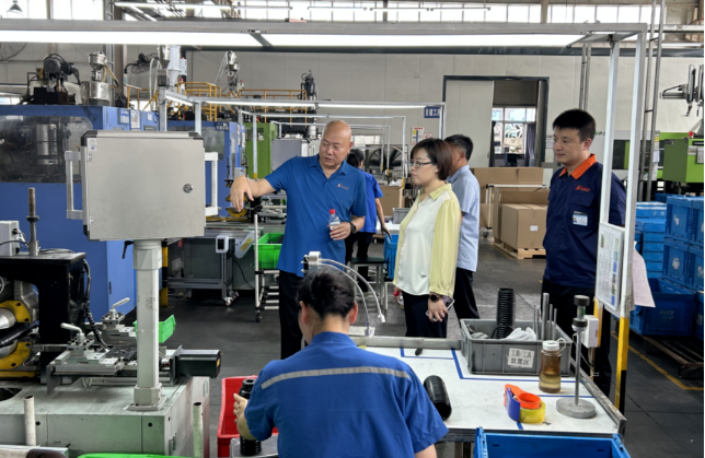 徐文英會(huì)長(zhǎng)一行在南陽(yáng)膠聯(lián)時(shí)代減振科技有限公司考察后，對(duì)該公司近年來的發(fā)展表示高度贊賞。她特別肯定了公司在空氣彈簧產(chǎn)業(yè)布局和減振橡膠制品開發(fā)方面所取得的進(jìn)展，并對(duì)公司的新產(chǎn)品、新工藝、替代進(jìn)口和解決行業(yè)難題給予了高度評(píng)價(jià)。