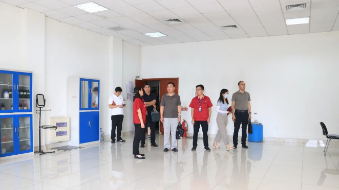 山東省東營市科技局四級調(diào)研員王新俊，市科技局農(nóng)社科科長、機關(guān)黨委負責人楊行德，市科技局高新科負責人馬向明等領(lǐng)導(dǎo)到萬達寶通輪胎公司進行了深入調(diào)研和指導(dǎo)工作。墾利區(qū)科技局黨組書記、局長張鵬，區(qū)科技局研究室主任張芳芳陪同。