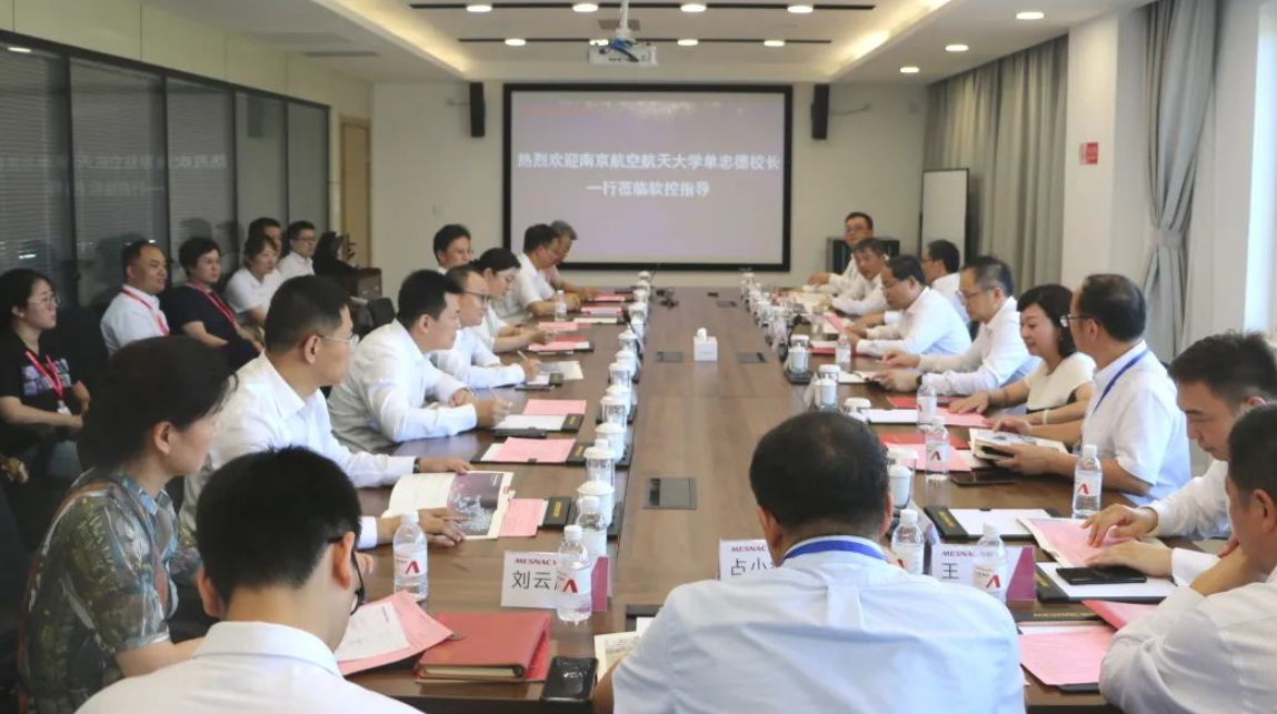 日前，中國(guó)南京航空航天大學(xué)校長(zhǎng)兼中國(guó)工程院院士單忠德一行蒞臨軟控股份有限公司(簡(jiǎn)稱：軟控)進(jìn)行參觀交流。軟控董事長(zhǎng)兼總裁官炳政與副總裁王志明等熱情接待了這次重要訪問(wèn)。