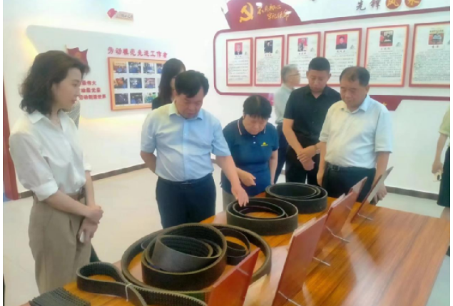 開封市政協(xié)副主席兼市財政局黨組書記、局長孫國才率領(lǐng)市政協(xié)代表團，共22人一行，蒞臨金久龍實業(yè)有限公司，深入調(diào)研該企業(yè)的發(fā)展狀況。陪同調(diào)研的還有縣政協(xié)副主席楊清泉及縣委統(tǒng)戰(zhàn)部有關(guān)負責(zé)人。