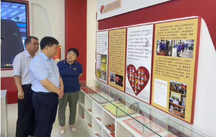 孫國才一行在參觀了金久龍公司的“五心先鋒”展廳后，聽取了該金久龍公司黨委書記兼總經(jīng)理王運紅對企業(yè)情況的介紹，詳細了解了金久龍公司發(fā)展歷程、生產(chǎn)經(jīng)營、技術(shù)創(chuàng)新以及人才需求等方面的詳細介紹。王運紅對金久龍公司取得的杰出業(yè)績感到自豪，并表示公司將堅持創(chuàng)新發(fā)展，為開封市高質(zhì)量發(fā)展貢獻更大力量。