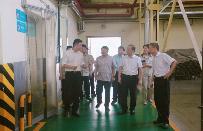 陜西省國資委黨委委員、副主任汪亮，二級(jí)巡視員白宏偉一行到陜西延長石油西北橡膠有限公司，開展了一次緊要的安全生產(chǎn)和生態(tài)環(huán)保專項(xiàng)督導(dǎo)調(diào)研。此次調(diào)研旨在深入了解西橡公司在安全生產(chǎn)和環(huán)保方面的情況，推動(dòng)綠色低碳發(fā)展戰(zhàn)略的貫徹落實(shí)。
