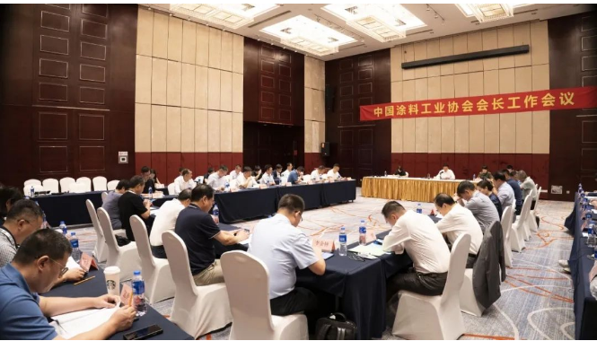 除劉普軍會長外，會議還吸引了中國涂料工業(yè)協(xié)會名譽會長孫蓮英、副會長丁艷梅以及秘書長劉杰的關注和參與。整個會議充滿了積極的討論和交流氛圍。
