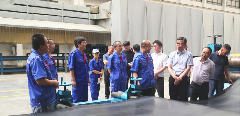 云南省工業(yè)和信息化廳副廳長(zhǎng)浦麗合一行于8月11日上午蒞臨青島橡六輸送帶有限公司進(jìn)行考察。此次調(diào)研旨在深入了解青島橡六在橡膠行業(yè)的發(fā)展?fàn)顩r，促進(jìn)合作共贏，推動(dòng)云南橡膠產(chǎn)業(yè)的騰飛。