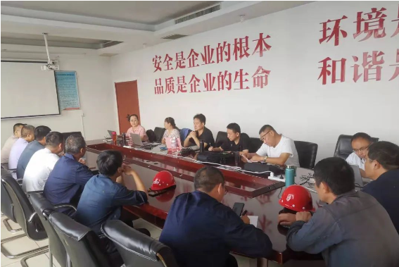 邯鄲黑貓公司特聘安全生產(chǎn)專家團隊前往公司，為其安全生產(chǎn)工作提供指導和幫扶。經(jīng)過對現(xiàn)場生產(chǎn)車間的深入排查，公司在專家團隊的建議下，積極整改問題，進一步加強了安全管理和風險防控措施，以確保員工的安全和生產(chǎn)環(huán)境的穩(wěn)定。