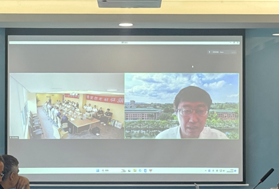 此次會(huì)議還特別邀請了中國工程院張立群院士參與，他在會(huì)上強(qiáng)調(diào)了高分散水性炭黑在橡膠工業(yè)和涂料行業(yè)應(yīng)用領(lǐng)域的巨大潛力。他表示，北京化工大學(xué)和青島黑貓研究院的合作研發(fā)，成功地克服了國外技術(shù)難題，為國內(nèi)的水性炭黑領(lǐng)域開創(chuàng)了嶄新局面。