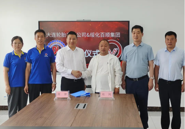 據(jù)了解，雙方合作協(xié)議的內(nèi)容涵蓋了多個(gè)領(lǐng)域，從業(yè)務(wù)互補(bǔ)到市場(chǎng)營銷，再到產(chǎn)業(yè)推動(dòng)，都將展開深度合作。這次合作對(duì)雙方而言意義重大。大連輪胎有限公司通過與綏化百順集團(tuán)的合作，進(jìn)一步鞏固了在輪胎市場(chǎng)的領(lǐng)導(dǎo)地位，同時(shí)也拓展了業(yè)務(wù)范圍。而綏化百順集團(tuán)則通過與大連輪胎有限公司的合作，更好地保證了車輛制造的品質(zhì)和效率，為公司未來的持續(xù)發(fā)展打下了堅(jiān)實(shí)基礎(chǔ)。