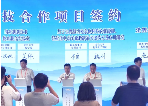本次會(huì)議的主題緊扣“科技創(chuàng)新與新型工業(yè)化”，涵蓋了重點(diǎn)項(xiàng)目簽約儀式、高端論壇等多項(xiàng)活動(dòng)。據(jù)了解，新東岳集團(tuán)作為會(huì)議的重要參與者之一，在會(huì)上與全球材料科學(xué)領(lǐng)域的頂尖科學(xué)家魏剛高級(jí)研究員成功簽約，雙方將共同建立產(chǎn)學(xué)研合作關(guān)系。這一合作旨在推動(dòng)科技成果轉(zhuǎn)化，服務(wù)企業(yè)，提升科研水平與創(chuàng)新能力，共同探索產(chǎn)業(yè)升級(jí)、技術(shù)攻關(guān)、人才培育等多領(lǐng)域的深度合作。