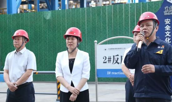 趙偉對崔市長一行的到訪表示了熱烈的歡迎，并向調(diào)研團(tuán)隊(duì)詳細(xì)介紹了烏海黑貓的生產(chǎn)經(jīng)營情況。他表示，烏海黑貓將認(rèn)真貫徹崔市長提出的工作要求，確保企業(yè)今年的生產(chǎn)經(jīng)營目標(biāo)得以順利完成。