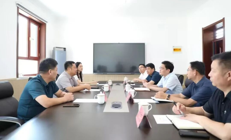 河北省邯鄲市大名縣縣委書記高巍會見上海紅星美凱龍行遠科技集團有限公司總裁陳志偉一行，共同探討輪胎項目的合作前景。