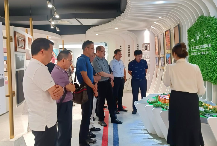 接著，代表團參觀了嘉寶莉化工集團，這家現(xiàn)代化高新技術企業(yè)專注于環(huán)保涂料的研發(fā)與創(chuàng)新，致力于為消費者創(chuàng)造安全、健康、優(yōu)質的產(chǎn)品。在座談交流中，嘉寶莉化工集團的高管分享了公司的發(fā)展方向和數(shù)字化平臺建設經(jīng)驗，與參觀團成員就工業(yè)技術、銷售等進行了深入交流。