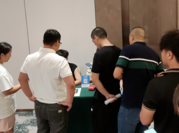 會議上，零售商紛紛表示對中策產(chǎn)品、哈爾濱祖茂以及市場充滿信心，他們的積極反應(yīng)充分展現(xiàn)了好運(yùn)輪胎的市場影響力。中策橡膠乘用車胎始終將產(chǎn)品創(chuàng)新作為核心，同時加強(qiáng)品牌建設(shè)、完善服務(wù)系統(tǒng)，為合作伙伴提供全面的支持。通過與合作伙伴緊密合作，公司將繼續(xù)引領(lǐng)行業(yè)創(chuàng)新，為中國汽車產(chǎn)業(yè)帶來更多的變革與發(fā)展。