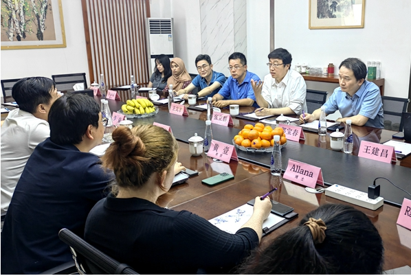 在座談交流中，楊水清董事長(zhǎng)詳細(xì)介紹了公司發(fā)展?fàn)顩r，并強(qiáng)調(diào)了與英國愛丁堡大學(xué)在新材料領(lǐng)域的合作進(jìn)展。他表達(dá)了與高校合作的愿望，希望充分利用學(xué)科和人才資源優(yōu)勢(shì)，實(shí)現(xiàn)合作共贏。