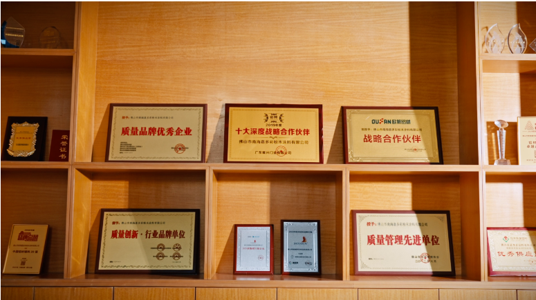 作為一家以技術(shù)實力為支撐的高新技術(shù)企業(yè)，嘉多彩粉末涂料公司在業(yè)界細(xì)分領(lǐng)域展現(xiàn)出了強大的創(chuàng)新能力和發(fā)展?jié)摿?。?jù)了解，被認(rèn)定為“創(chuàng)新型中小企業(yè)”的標(biāo)準(zhǔn)非常嚴(yán)格，要求企業(yè)在專業(yè)化水平、創(chuàng)新能力和行業(yè)影響力等方面均達(dá)到較高水平，因此嘉多彩公司的入選可謂是對其在行業(yè)內(nèi)的地位和實力的肯定。