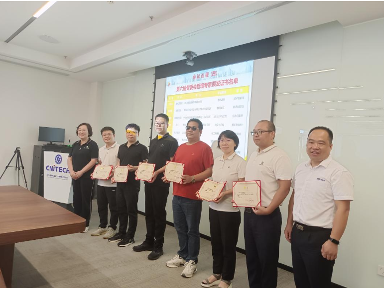 此次會議還邀請了新加入的專委會專家進行自我介紹，新增專家來自科研單位、企業(yè)技術(shù)部門以及咨詢機構(gòu)。隨后，專家們就涂料行業(yè)集中度提升、國內(nèi)涂料市場競爭激烈等問題展開討論，各自提出了寶貴的建議。據(jù)了解，專家們就如何推動寧波市涂料與涂裝行業(yè)綠色健康發(fā)展等議題，提出了一系列具有建設(shè)性的意見，并表示將積極參與協(xié)會各項工作，為行業(yè)的可持續(xù)發(fā)展出謀劃策。