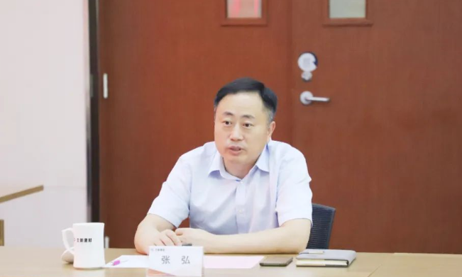 在會議上，北新防水副總經(jīng)理張弘回顧了北新防水的發(fā)展歷程和產(chǎn)業(yè)發(fā)展情況，并強(qiáng)調(diào)了雙方在價值觀和合作基礎(chǔ)方面的契合。他表示，雙方在新型綠色建材開發(fā)領(lǐng)域擁有廣闊的合作空間，希望通過此次戰(zhàn)略合作簽約，啟動一系列綠色產(chǎn)品開發(fā)項(xiàng)目，不僅加深雙方合作，更實(shí)現(xiàn)強(qiáng)強(qiáng)聯(lián)合、共同發(fā)展的目標(biāo)。