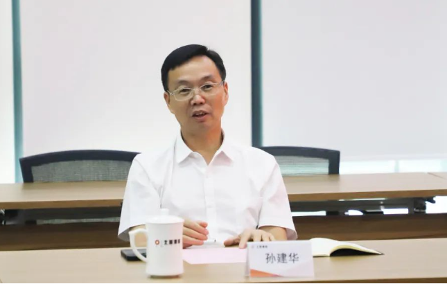 株洲橡膠院的孫建華也在會上介紹了該院的發(fā)展歷程、技術(shù)開發(fā)成果等。他指出，北新防水在資源整合、品牌塑造和市場推廣方面經(jīng)驗(yàn)豐富，而株洲橡膠院在技術(shù)開發(fā)能力和成果方面頗具實(shí)力。雙方將以產(chǎn)業(yè)化前景明確的項(xiàng)目為切入點(diǎn)，實(shí)現(xiàn)資源共享，共同推動企業(yè)高質(zhì)量發(fā)展。