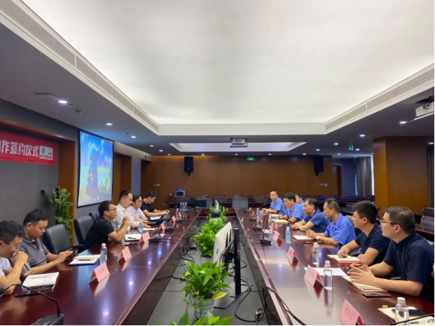 在簽約儀式上，雙方高管進(jìn)行了對后續(xù)合作發(fā)展模式的探討和規(guī)劃。后續(xù)零跑汽車未來的高端車型將嘗試搭載中策橡膠的高端旗艦輪胎產(chǎn)品，雙方致力于打造出國產(chǎn)新能源車配國產(chǎn)輪胎的熱銷車型，為中國新能源汽車事業(yè)貢獻(xiàn)力量。