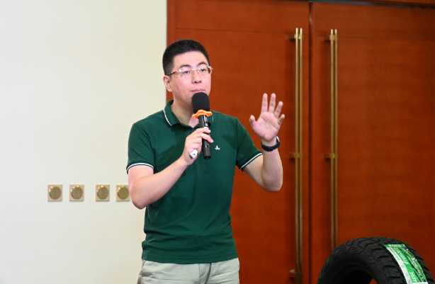 在會議現(xiàn)場，中策橡膠乘用車胎銷售部東北科科長王智學(xué)分享了中策所取得的成績和心得，同時對當(dāng)前市場環(huán)境進(jìn)行了深入分析，提出了新的工作思路。他強調(diào)，在當(dāng)前激烈的市場競爭下，創(chuàng)新是取勝的關(guān)鍵，只有緊跟市場需求變化，不斷推陳出新，才能在競爭中立于不敗之地。
