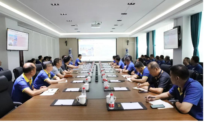 華盛橡膠集團(tuán)于8月27日在其技術(shù)研發(fā)中心舉行了2023年“質(zhì)量月”的啟動(dòng)會(huì)議。這次會(huì)議聚焦于質(zhì)量的重要性，旨在通過一系列活動(dòng)，夯實(shí)質(zhì)量基石，構(gòu)建質(zhì)量強(qiáng)企的目標(biāo)。出席會(huì)議的有華盛橡膠集團(tuán)高層領(lǐng)導(dǎo)趙瑞青總經(jīng)理、張玉亮副董事長(zhǎng)、田永山副總經(jīng)理，以及各工廠主要負(fù)責(zé)人、研發(fā)中心部門主管等。
