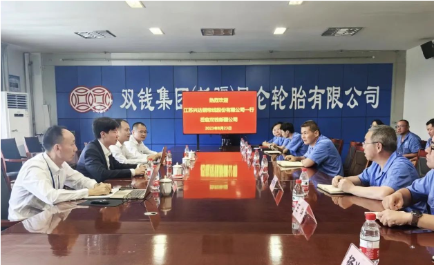 江蘇興達(dá)鋼簾線(xiàn)股份有限公司(簡(jiǎn)稱(chēng)江蘇興達(dá))副總經(jīng)理兼營(yíng)銷(xiāo)中心總經(jīng)理劉濤率領(lǐng)團(tuán)隊(duì)于8月23日到雙錢(qián)集團(tuán)(新疆)昆侖有限公司(簡(jiǎn)稱(chēng)雙錢(qián)昆侖)開(kāi)展調(diào)研交流。