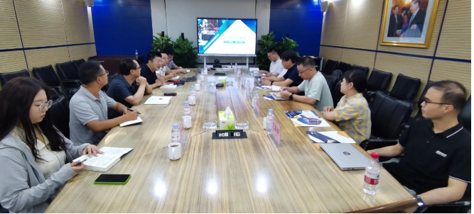 普利司通(無(wú)錫)輪胎有限公司副工廠長(zhǎng)任斌一行于8月25日訪問(wèn)了山東奇妙智能科技有限公司。這次跨界交流旨在探索傳統(tǒng)輪胎行業(yè)與工業(yè)AI視覺檢測(cè)的結(jié)合，以推動(dòng)行業(yè)降本增效的發(fā)展。