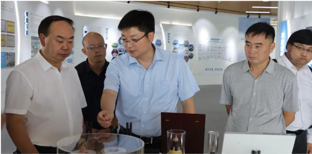 安順市副市長楊平一行蒞臨寶勝調(diào)研企業(yè)生產(chǎn)經(jīng)營情況。寶勝股份黨委書記、董事長生長山，黨委副書記、工會主席宋宇峰，黨委委員、副總經(jīng)理、總工程師陳大勇等公司領(lǐng)導陪同。