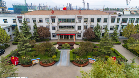 山西永東化工股份有限公司發(fā)布了2023年上半年度報告。報告顯示，今年上半年，永東股份實現(xiàn)營業(yè)收入21.92億元，同比增長9.15%;歸屬于上市公司股東凈虧損433.19萬元，同比由盈轉(zhuǎn)虧;歸屬于上市公司股東的扣除非經(jīng)常性損益凈虧損488.23萬元，同比由盈轉(zhuǎn)虧;基本每股虧損0.0115元/股。