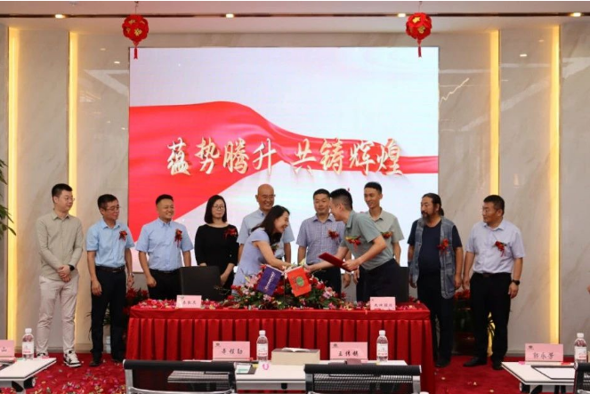 最后，在九環(huán)機(jī)械股份有限公司總裁辛程勛和青島泰凱英專用輪胎股份有限公司黨委書記郭永芳的共同見證下，雙方的代表上臺(tái)進(jìn)行了正式簽約。這一重要時(shí)刻在熱烈的掌聲中完成，象征著兩家企業(yè)正式啟動(dòng)全新的合作篇章。