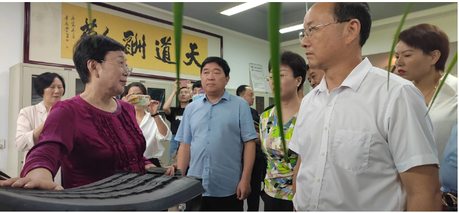 隨后，參觀團(tuán)一同來到了萬通三樓的輪胎文化園。張秀麗通過生動的解說，展示了輪胎從生產(chǎn)到報廢的全生命周期和其所蘊(yùn)含的價值。她特別強(qiáng)調(diào)了輪胎翻新的重要性，指出在循環(huán)經(jīng)濟(jì)中，輪胎翻新能夠發(fā)揮巨大作用，實(shí)現(xiàn)低碳減排和綠色經(jīng)濟(jì)的目標(biāo)。