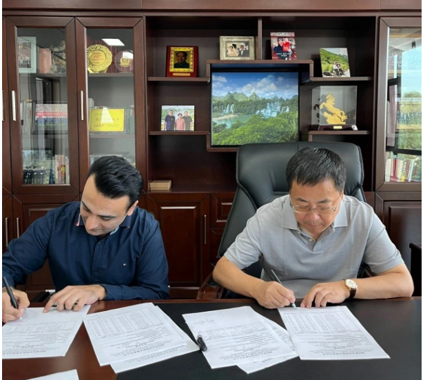 日前，朝陽新長征輪胎有限責(zé)任公司迎來了一位特別的客商賽伊德，這是因?yàn)槭艿揭咔橛绊?，他們已?jīng)有四年沒有見面了。賽伊德是一家巴基斯坦公司的負(fù)責(zé)人，他們向中國銷售新長征輪胎生產(chǎn)的斜交胎已經(jīng)有50多年的歷史。