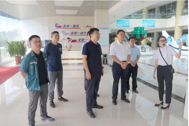 ，劉普軍會(huì)長(zhǎng)一行抵達(dá)焦作市，受到了龍佰集團(tuán)董事長(zhǎng)和奔流以及黨委書記張剛的熱情接待。龍佰集團(tuán)向代表團(tuán)介紹了公司的發(fā)展歷程，并帶領(lǐng)他們參觀了硫酸法和氯化法鈦白粉生產(chǎn)工廠、企業(yè)技術(shù)中心等設(shè)施。座談交流中，劉普軍會(huì)長(zhǎng)對(duì)龍佰集團(tuán)在環(huán)保方面的努力給予了充分肯定，他提出了對(duì)企業(yè)未來發(fā)展的殷切希望，鼓勵(lì)企業(yè)在環(huán)保標(biāo)準(zhǔn)、技術(shù)創(chuàng)新等方面繼續(xù)發(fā)力，為綠色發(fā)展貢獻(xiàn)力量。