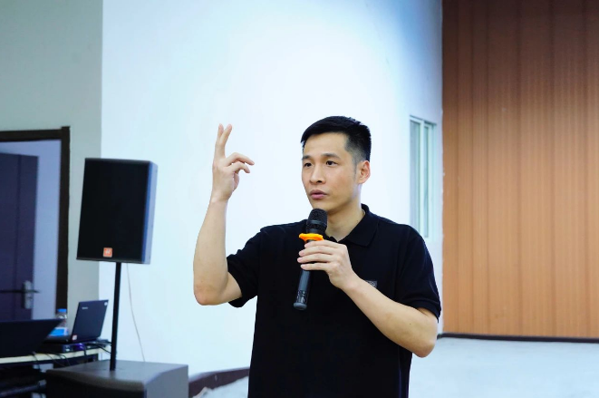 會(huì)議還設(shè)有品牌負(fù)責(zé)人、分倉(cāng)負(fù)責(zé)人、銷售顧問代表等分享環(huán)節(jié)，他們各自立足于自身崗位，分享了自己的所思所想，以及接下來(lái)的改進(jìn)計(jì)劃。這讓在場(chǎng)的與會(huì)者們?cè)谒伎歼^程中得以互相啟發(fā)，共同探討如何更好地?fù)?dān)當(dāng)自己的角色，提升工作質(zhì)量和效率。