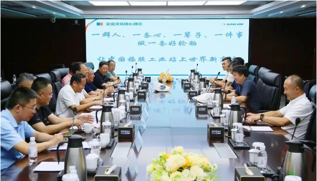 山東省道路運(yùn)輸協(xié)會會長孫慶民，聯(lián)同多位協(xié)會領(lǐng)導(dǎo)和企業(yè)高管到賽輪集團(tuán)進(jìn)行訪問。賽輪集團(tuán)總裁謝小紅及團(tuán)隊(duì)熱情接待了到訪的嘉賓。