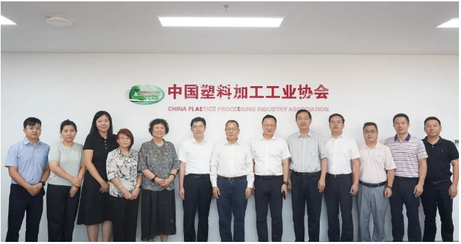 雙方還就塑料新材料等產(chǎn)業(yè)發(fā)展、園區(qū)建設、市場拓展等領域進行了深入探討與交流。