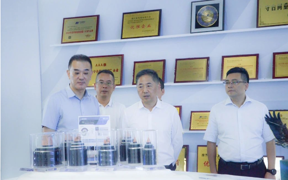 在萬馬創(chuàng)新園的展廳，宦金元副市長一行詳細(xì)了解了萬馬股份的發(fā)展歷程、核心業(yè)務(wù)、產(chǎn)業(yè)結(jié)構(gòu)和產(chǎn)品優(yōu)勢(shì)等。他們不僅聆聽了公司高管關(guān)于光伏項(xiàng)目的介紹，還觀看了相關(guān)的項(xiàng)目視頻。這次考察使他們對(duì)萬馬股份在新智造電纜領(lǐng)域的概況以及在企業(yè)綠色發(fā)展方面取得的成果有了更加具體的了解。