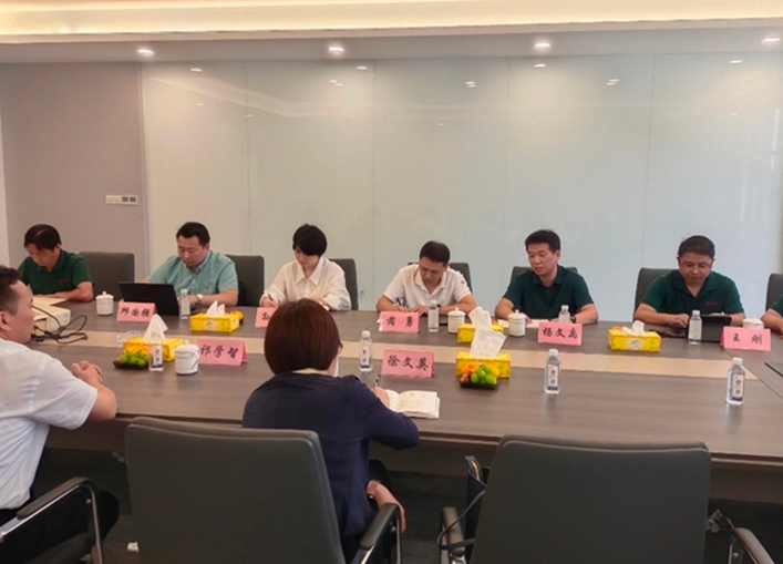 徐文英一行首先參觀了南通回力的項(xiàng)目展廳，隨后踏入再生橡膠加工回用車間，詳細(xì)了解了從原材料加工到成品橡膠生產(chǎn)的整個(gè)工藝流程。他們仔細(xì)詢問(wèn)了車間內(nèi)設(shè)備的運(yùn)轉(zhuǎn)情況，以及智能化車間的建設(shè)進(jìn)展。據(jù)了解，南通回力橡膠利用智能化技術(shù)，能夠準(zhǔn)確滿足不同客戶的生產(chǎn)需求，其系列橡膠制品在輪胎、膠板、膠管、膠帶、膠鞋等領(lǐng)域具有可靠的質(zhì)量和廣泛的適用性。