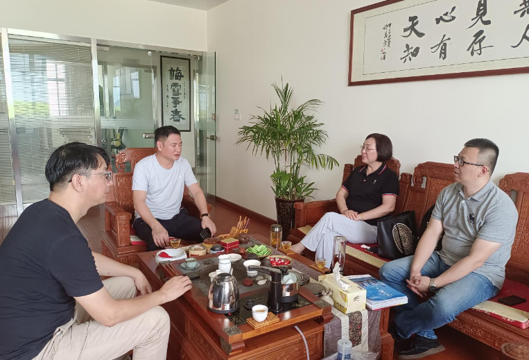 針對當(dāng)前錯綜復(fù)雜的經(jīng)濟(jì)新形勢，企業(yè)的呼聲是協(xié)會工作的重點(diǎn)。在這一背景下，寧波涂裝協(xié)會秘書長吳曉明一行走訪了多家企業(yè)，直接與企業(yè)代表進(jìn)行交流，傾聽他們的聲音，詳細(xì)了解企業(yè)需求，為解決問題提供協(xié)助。