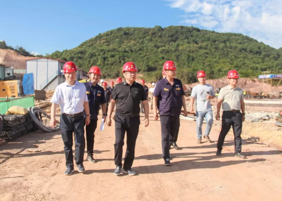 汪羽則對黑貓集團樂平精細化工項目建設(shè)提出了具體要求。他強調(diào)，項目部必須堅守法律、規(guī)定和程序，確保項目的合規(guī)管理和推進。他強調(diào)了掛圖作戰(zhàn)的重要性，要求細化工作流程，加強溝通協(xié)作，確保高效的推進。他特別強調(diào)，必須按照計劃順利啟動景德鎮(zhèn)市危險廢物綜合處置中心項目和超導(dǎo)電炭黑項目，以確保項目建設(shè)取得預(yù)期效果。這次調(diào)研和研討會為項目建設(shè)提供了有力的指導(dǎo)和支持，為樂平市的發(fā)展注入了新的動力。