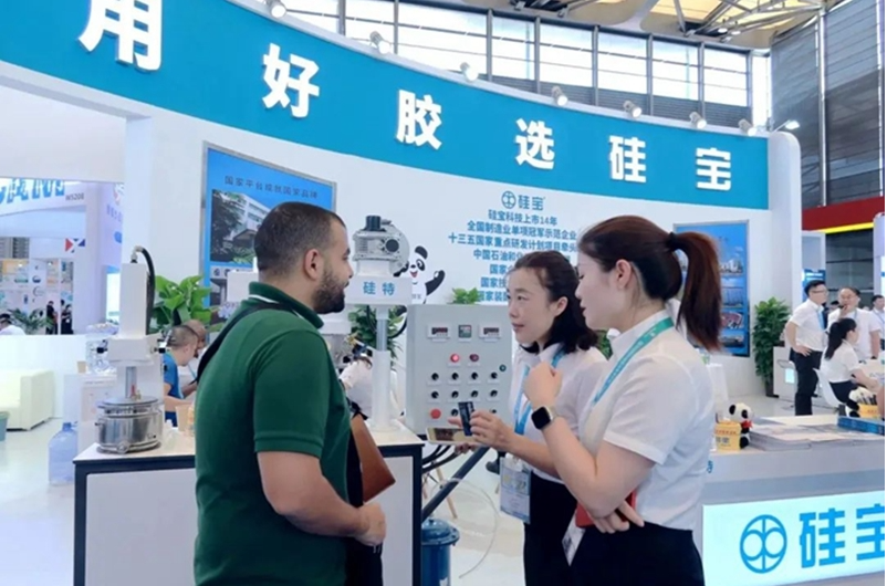 此外，硅寶科技還展示了硅烷偶聯(lián)劑和專業(yè)制膠設(shè)備，這些展品也受到了專業(yè)觀眾的熱切關(guān)注。展會現(xiàn)場，各業(yè)內(nèi)知名專家和領(lǐng)導紛紛蒞臨硅寶展臺慰問，并鼓勵硅寶繼續(xù)在有機硅密封膠行業(yè)中發(fā)揮引領(lǐng)作用。