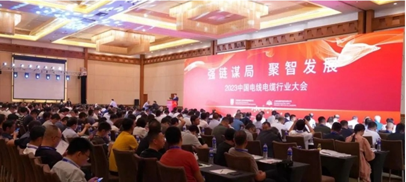 在大會上，萬馬股份代表團認(rèn)真聆聽了各方專家的報告分享，并積極參與了與行業(yè)同仁的深度交流。他們聚焦了解了線纜制造業(yè)的新趨勢和新格局，同時也掌握了行業(yè)內(nèi)最新的資訊和技術(shù)。