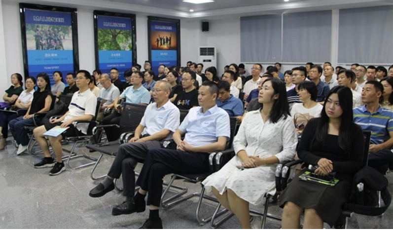 廣東省工業(yè)和信息化廳主辦、中山大學(xué)承辦的2023年廣東省創(chuàng)新能力建設(shè)專題研修班來到廣東美聯(lián)新材料股份有限公司總部考察。本次活動旨在促進企業(yè)間的交流與合作。