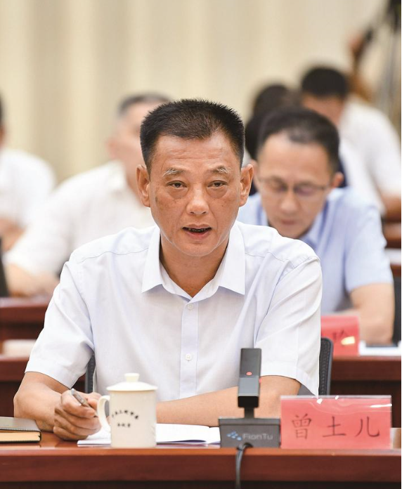 福建省三明市召開了一場民營經(jīng)濟發(fā)展座談會，旨在聽取民營企業(yè)對產(chǎn)業(yè)發(fā)展的意見和建議。在會上，三明正元化工有限公司的董事長曾土兒分享了該公司的發(fā)展歷程和關于白炭黑產(chǎn)業(yè)的見解。