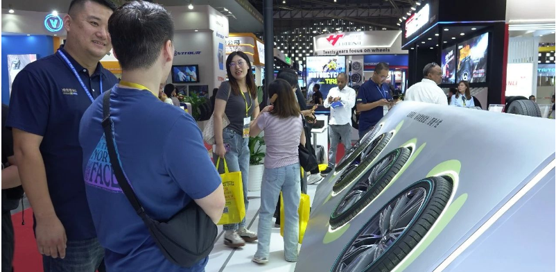 不僅如此，賽輪集團(tuán)還展示了其液體黃金轎車胎產(chǎn)品家族中的高端定制輪胎產(chǎn)品，即液體黃金彩邊胎。這些輪胎以朱砂紅、孔雀藍(lán)、耀金黃和熒光綠等炫彩高顏值的設(shè)計(jì)，滿足了更多車主的個(gè)性化用胎需求。